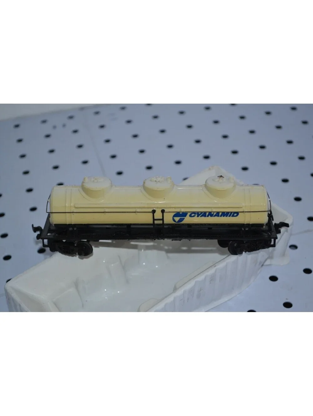 BACHMANN 76036 HO 42'  3 Dome Tank Car CYANAMID AS IS